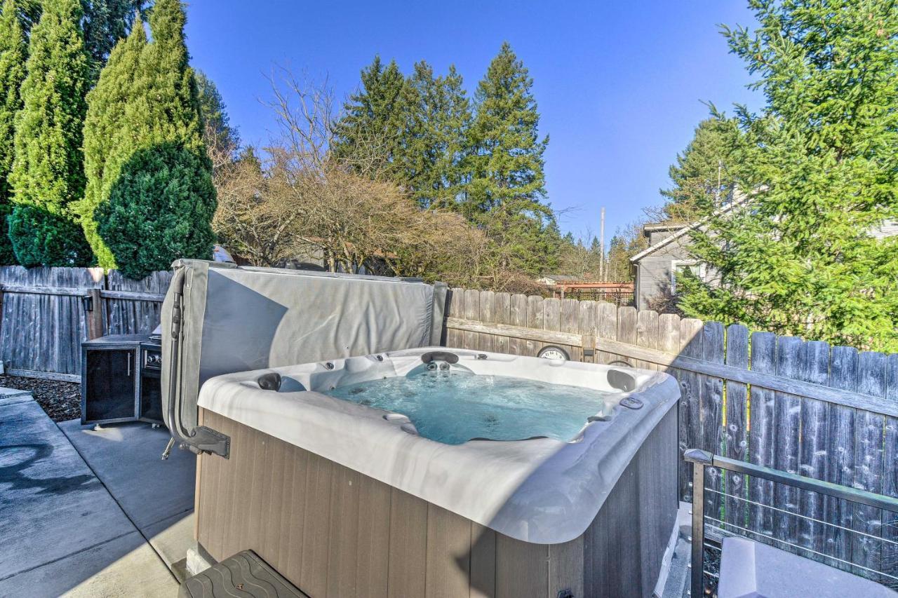 Puget Sound Cabin With Hot Tub And Water Views! เบรเมอร์ตัน ภายนอก รูปภาพ